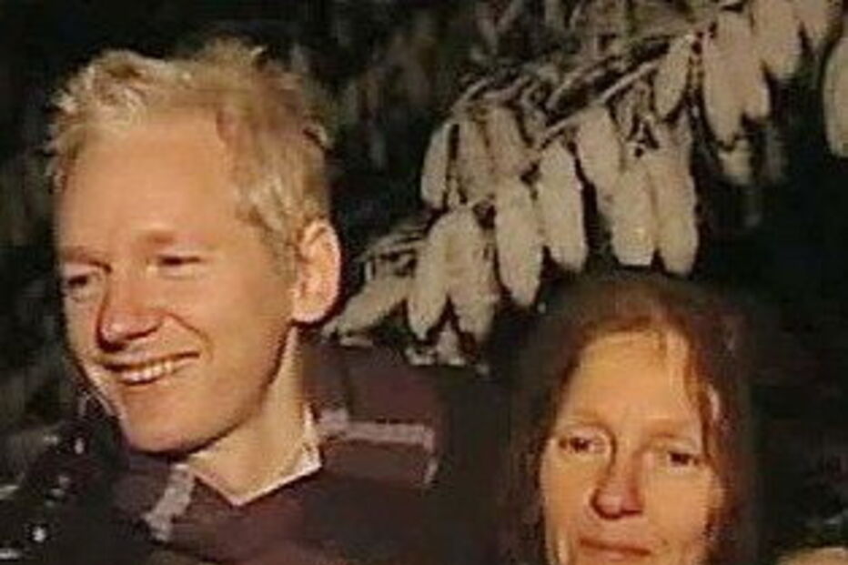 Assange com a mãe