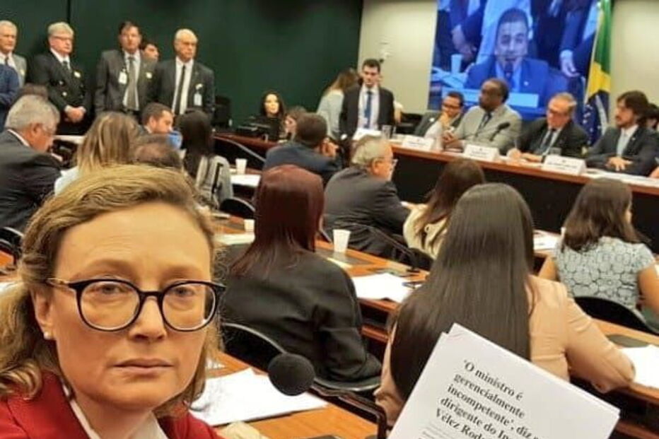Humorista condenado após rasgar e esfregar nos órgãos genitais carta de deputada 