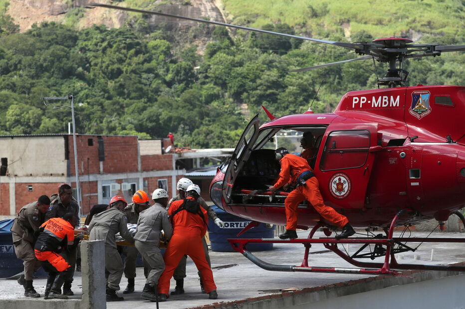 Bombeiros resgatam vítimas dos escombros no Rio de Janeiro