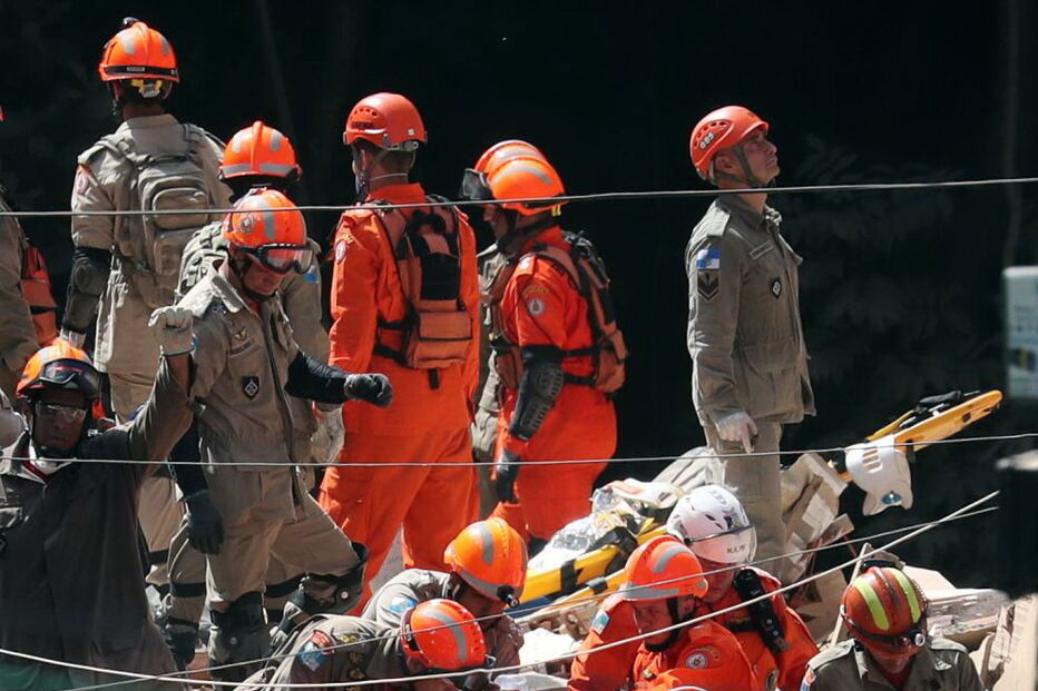 Bombeiros resgatam vítimas dos escombros no Rio de Janeiro