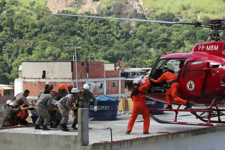Bombeiros resgatam vítimas dos escombros no Rio de Janeiro