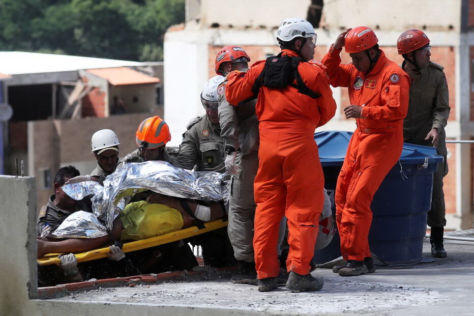 Bombeiros resgatam vítimas dos escombros no Rio de Janeiro