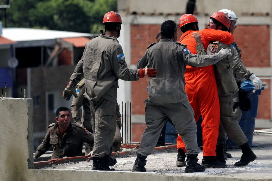 Bombeiros resgatam vítimas dos escombros no Rio de Janeiro