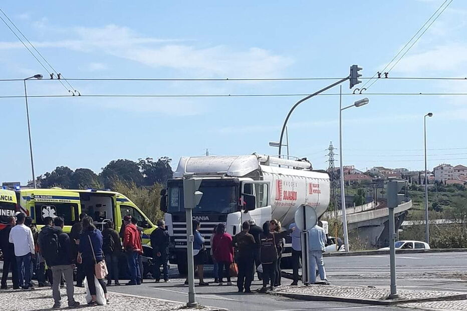 Colisão entre camião e carro provoca um ferido em Almada