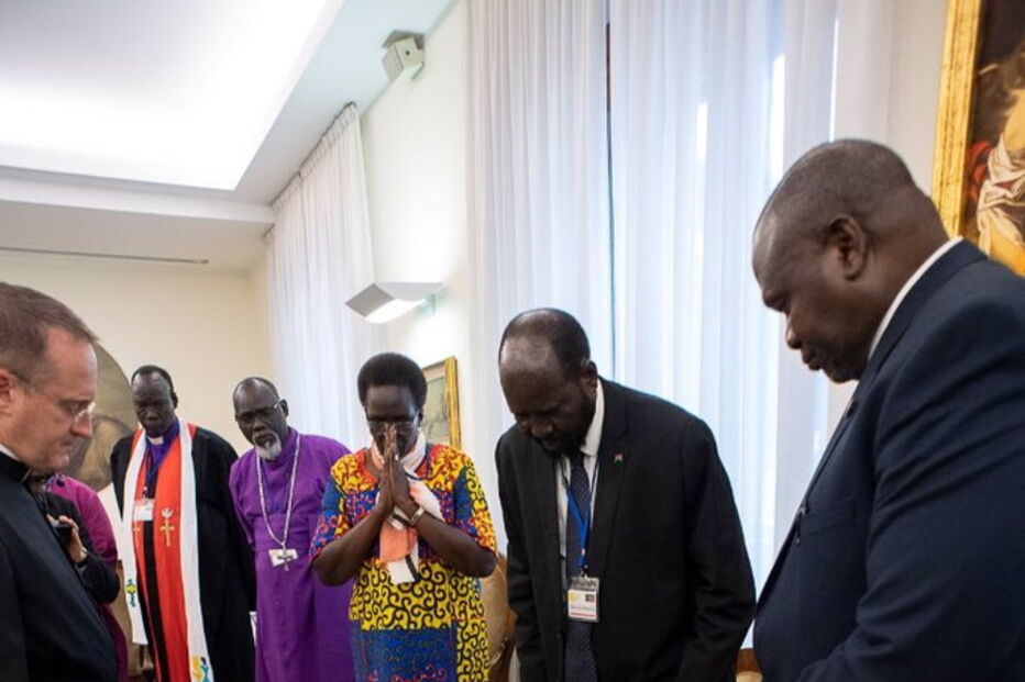 Papa Francisco beija os pés dos líderes rivais do Sudão do Sul para promover a paz no país