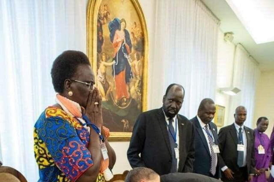 Papa Francisco beija os pés dos líderes rivais do Sudão do Sul para promover a paz no país