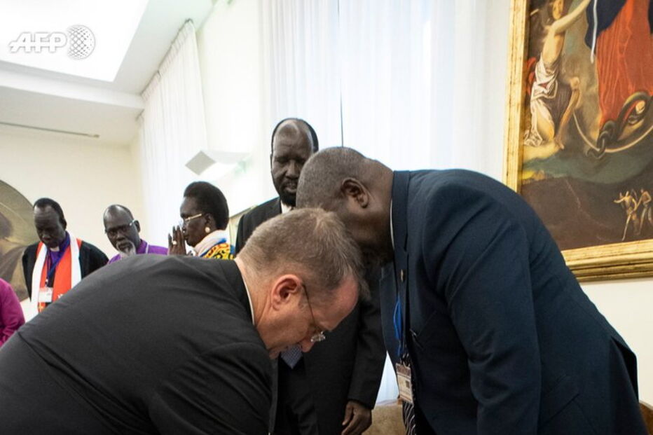 Papa Francisco beija os pés dos líderes rivais do Sudão do Sul para promover a paz no país