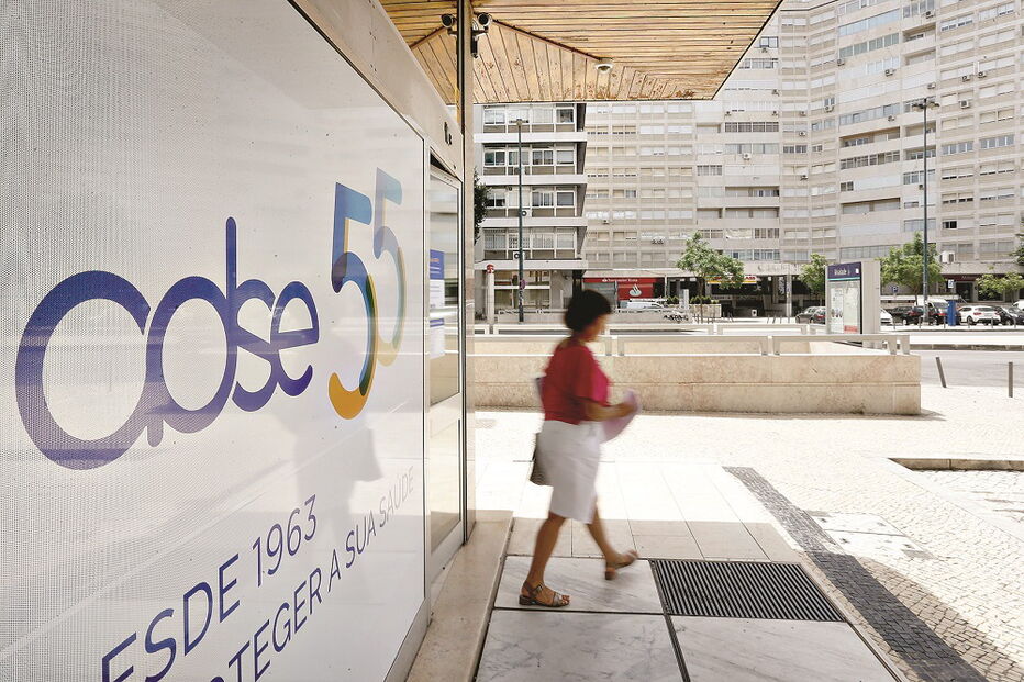 Subsistema de saúde do Estado tem sido criticado por cortar apoios. Vogal da ADSE diz que são cuidados continuados