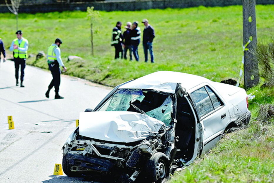 Carro ficou todo destruído