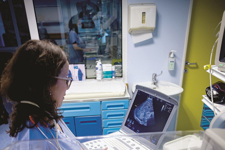 As ecografias podem ser feitas à cabeça do recém-nascido para diagnosticar um AVC