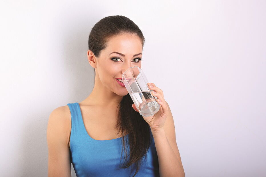 Beber água permite manter uma pele hidratada e retira a sensação de ter os lábios e a língua secos