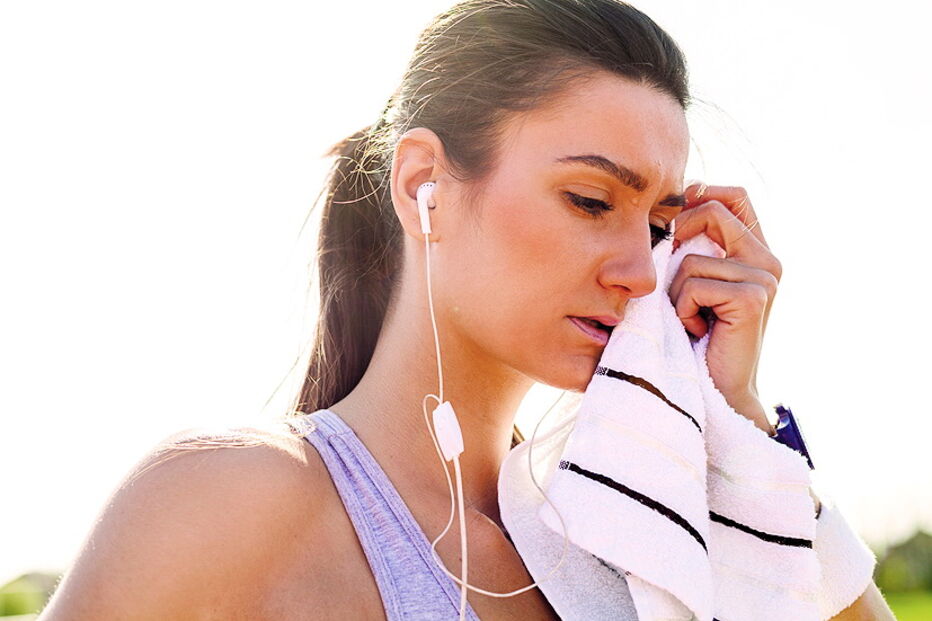 Limpe regularmente a pele com recurso a uma toalha que não seja agressiva para o rosto 