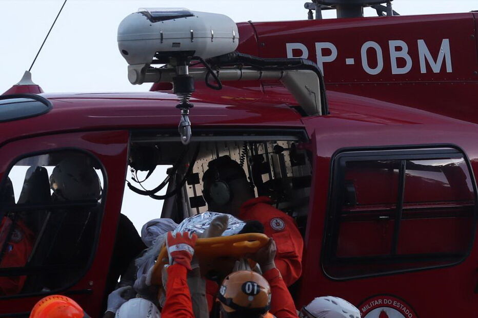 Morreu o menino de 12 anos resgatado vivo após várias horas soterrado em prédio no Rio de Janeiro