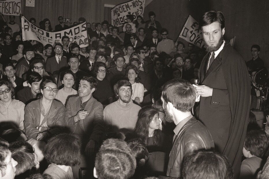 Alberto Martins com os estudantes  na sala onde, momentos antes, confrontara o Presidente Tomás; pouco depois foi preso pela PIDE 