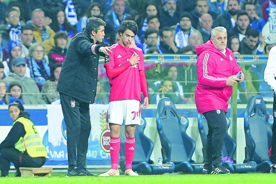 Bruno Lage espera que o jovem João Félix fique no Benfica por mais alguns anos para “crescer e evoluir”    