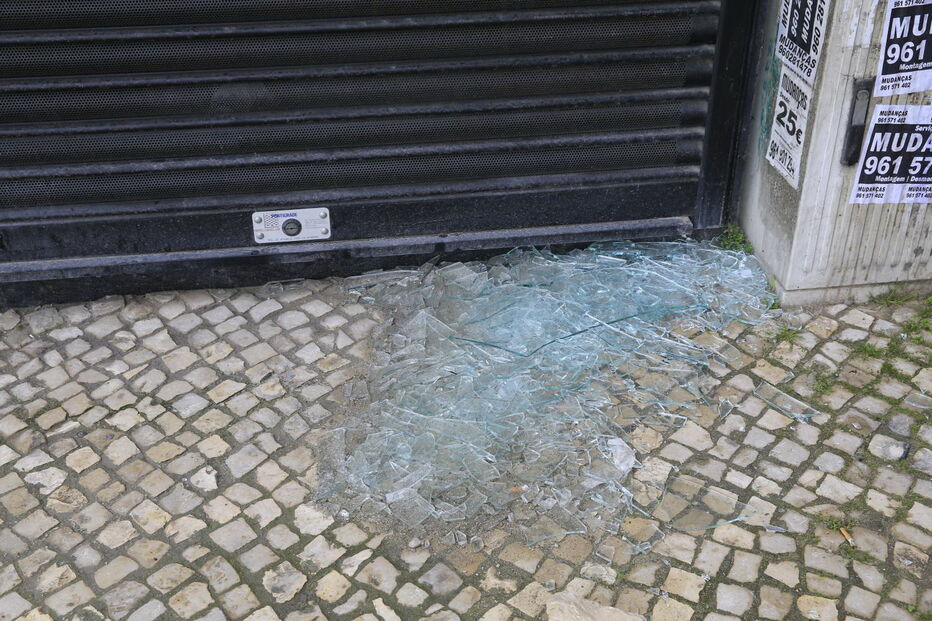 Loja de roupa assaltada no Barreiro