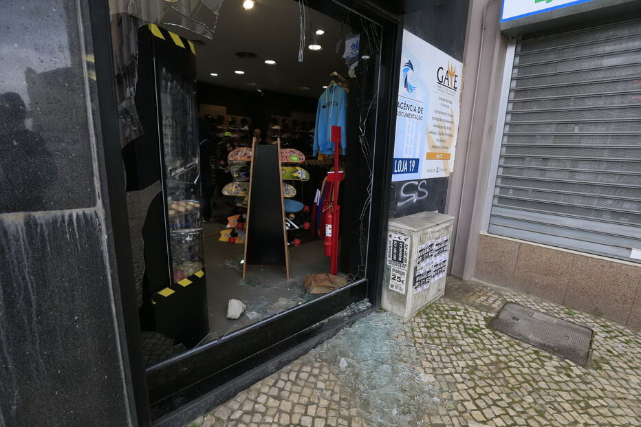 Loja de roupa assaltada no Barreiro	