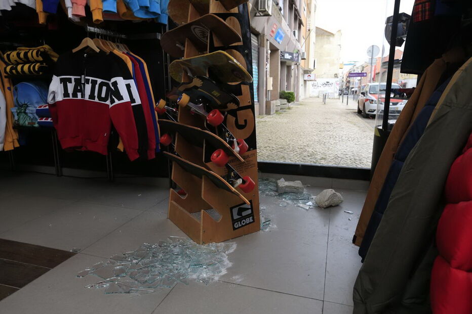 Loja de roupa assaltada no Barreiro	