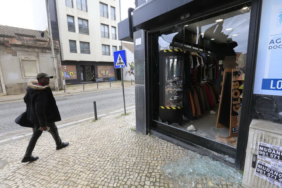 Loja de roupa assaltada no Barreiro	