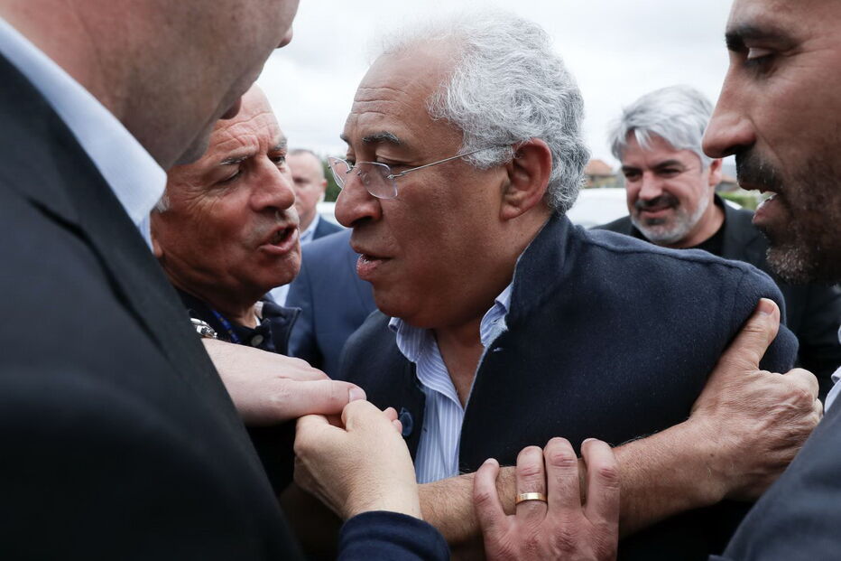 António Costa recebido em Gaia por protesto ruidoso dos lesados