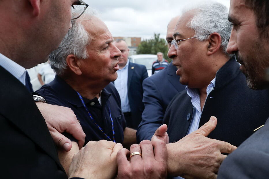 António Costa recebido em Gaia por protesto ruidoso dos lesados