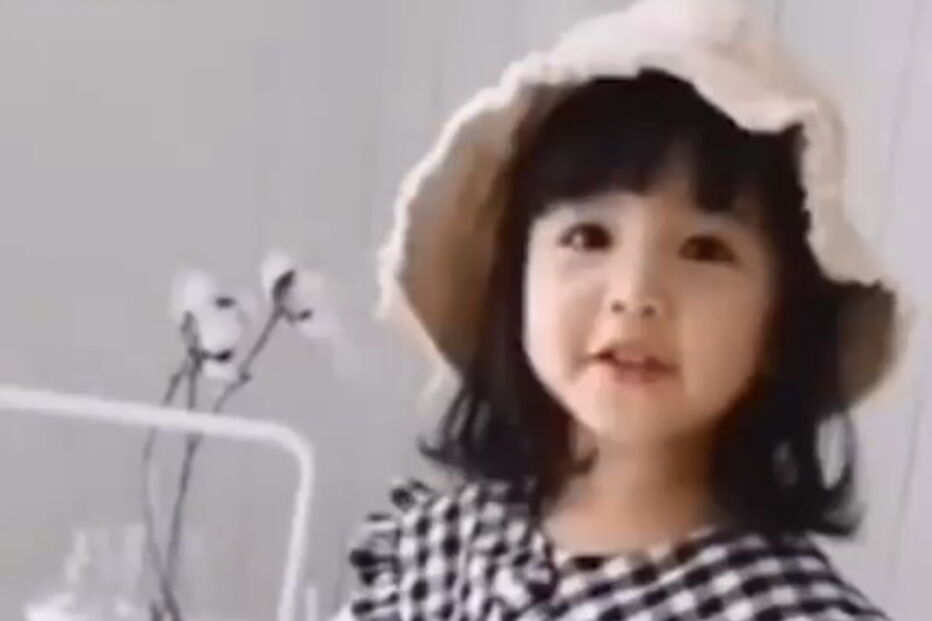 Mulher filmada a pontapear filha de três anos