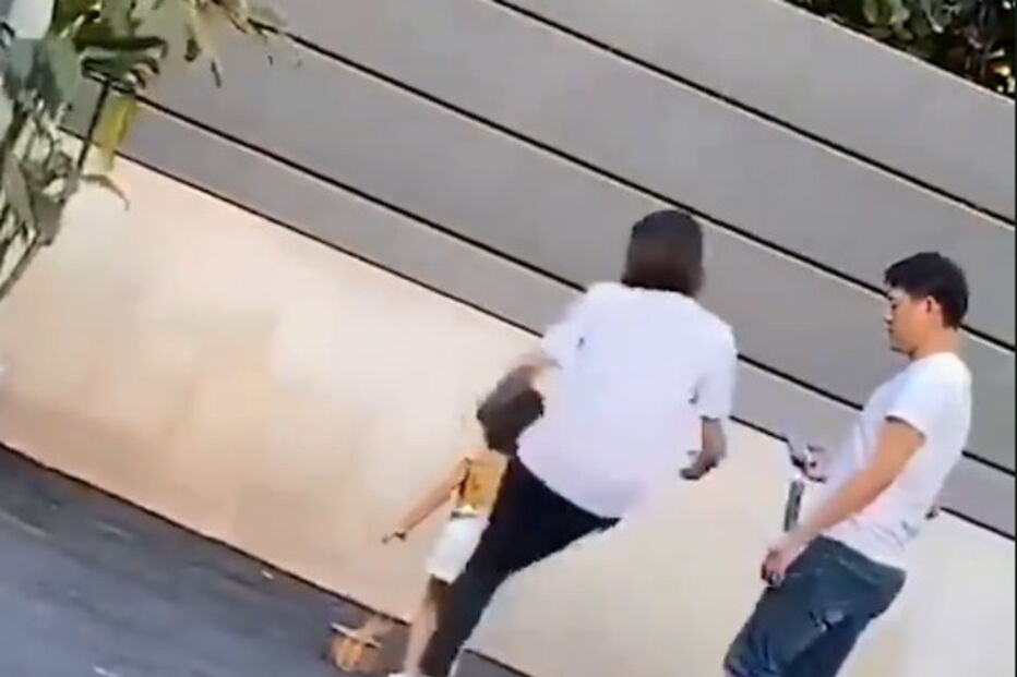 Mulher filmada a pontapear filha de três anos