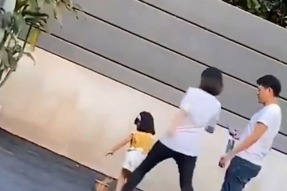 Mulher filmada a pontapear filha de três anos