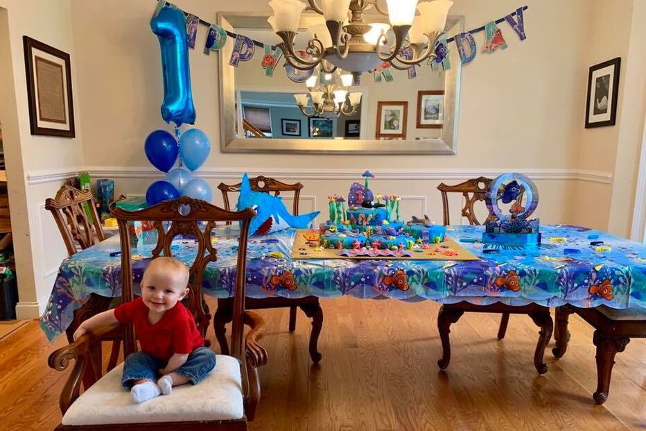 Ladrões roubam presentes a menino e polícia decide surpreendê-lo 