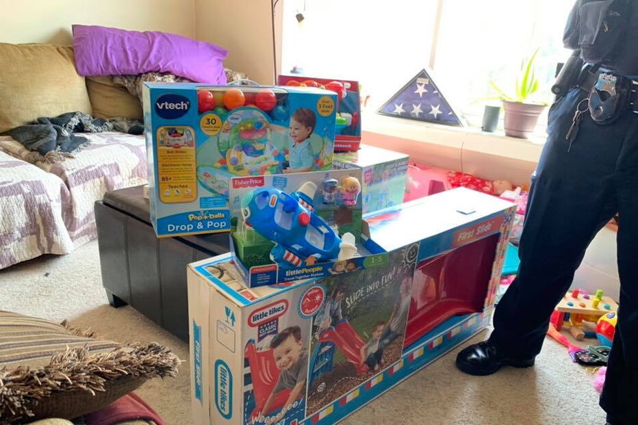 Ladrões roubam presentes a menino e polícia decide surpreendê-lo 