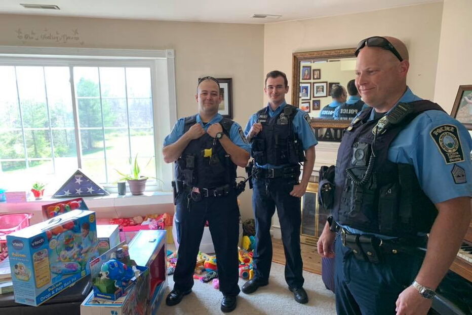 Ladrões roubam presentes a menino e polícia decide surpreendê-lo 