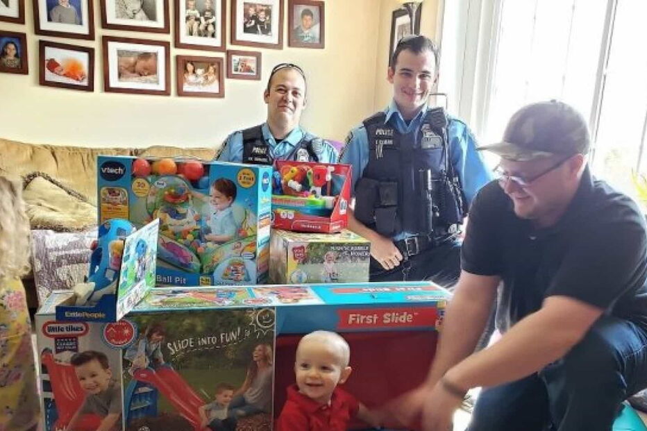 Ladrões roubam presentes a menino e polícia decide surpreendê-lo 
