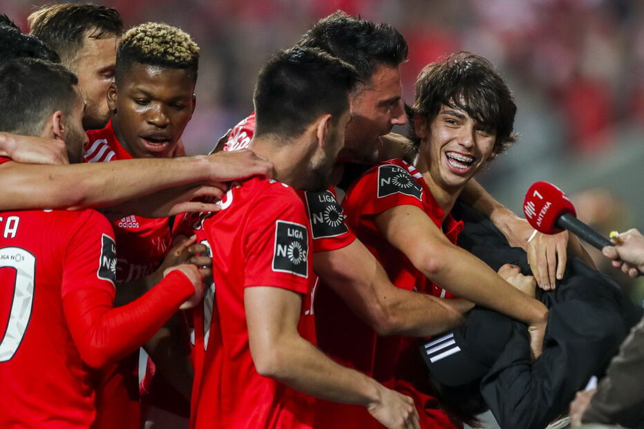 João Félix marca golo e corre para celebrar com o irmão mais novo