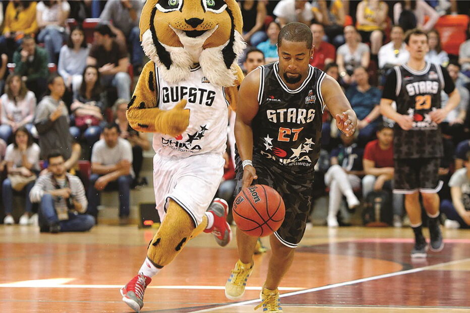 Sabri Lucas mostrou boa forma física, apesar de não jogar basquetebol há  mais de 25 anos 