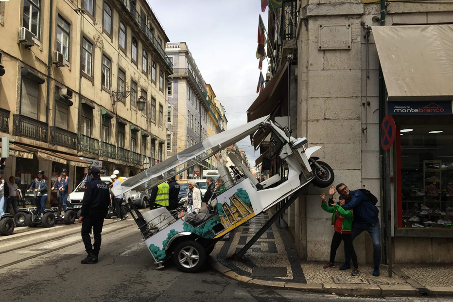 Tuk-tuk descontrolado na Baixa de Lisboa	
