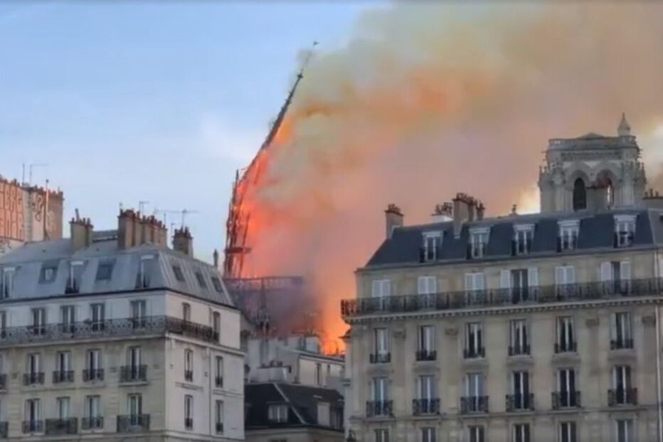 Pináculo da Catedral Notre-Dame caiu