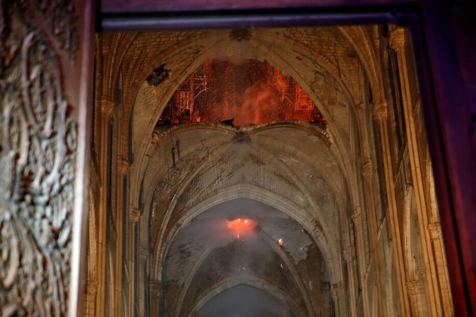 O interior da Catedral de Notre-Dame durante o incêndio