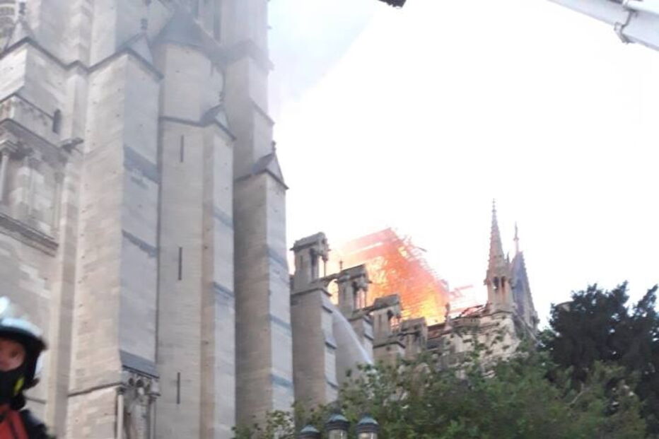 Bombeiros combatem o fogo em Notre-Dame