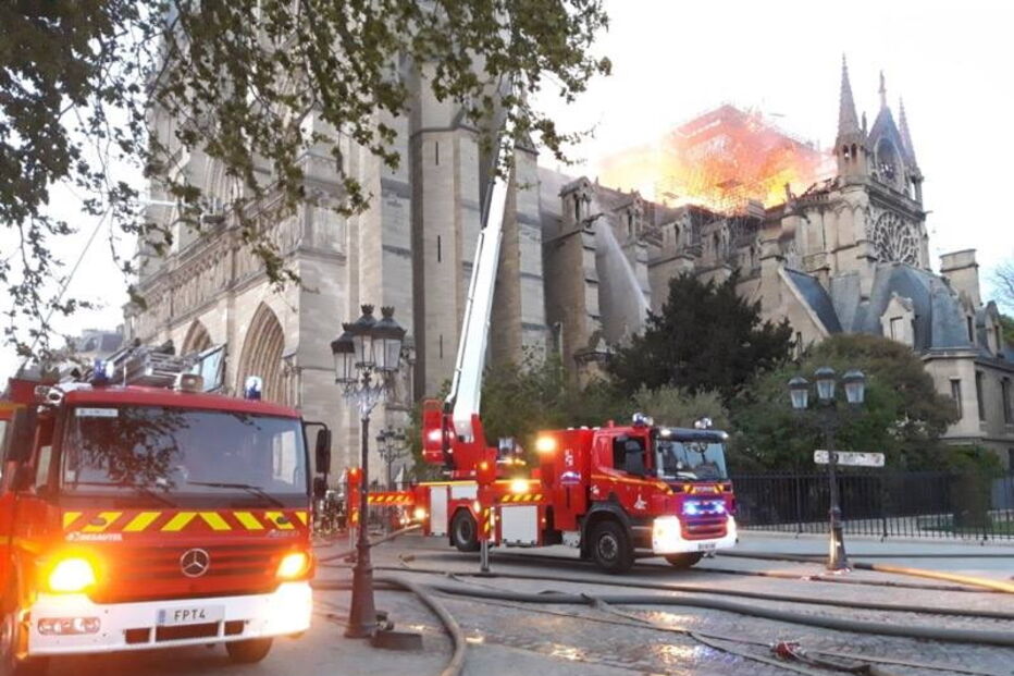 Bombeiros combatem o fogo em Notre-Dame