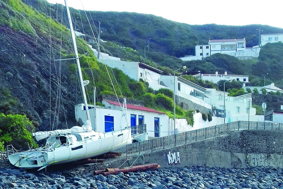 Proprietário foi contactado pelas autoridades e já apresentou um plano para a remoção da embarcação 