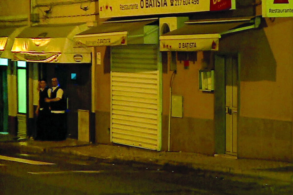 Dois funcionários foram atacados quando tentavam evitar a saída dos clientes do restaurante 