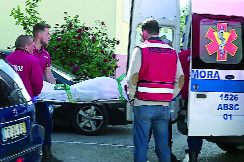 INEM declarou os óbitos e os corpos das duas vítimas foram ontem retirados de casa, na rua Alexandre Herculano   