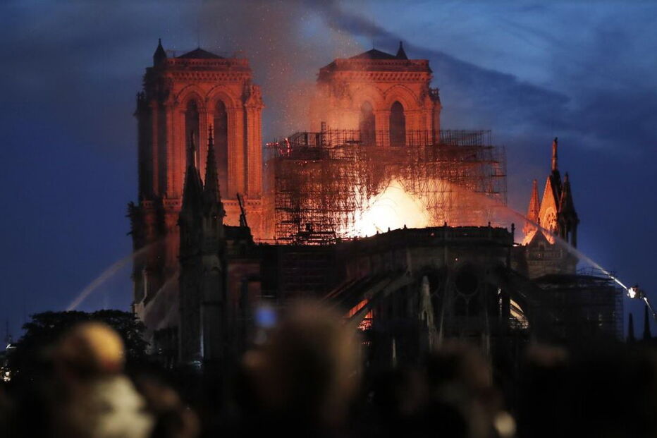 Catedral de Notre-Dame engolida pelas chamas