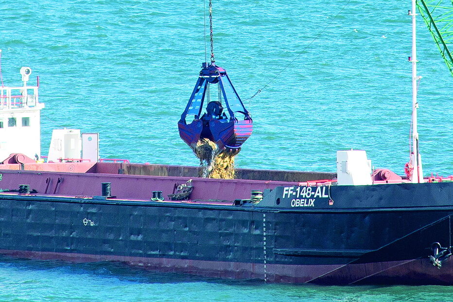 Batelão está instalado em frente ao Porto de Setúbal e serve de base para os trabalhos de remoção de rocha submersa