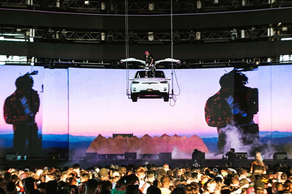 Um Tesla Model X suspenso no ar? Cantor Jaden Smith surpreende no festival Coachella