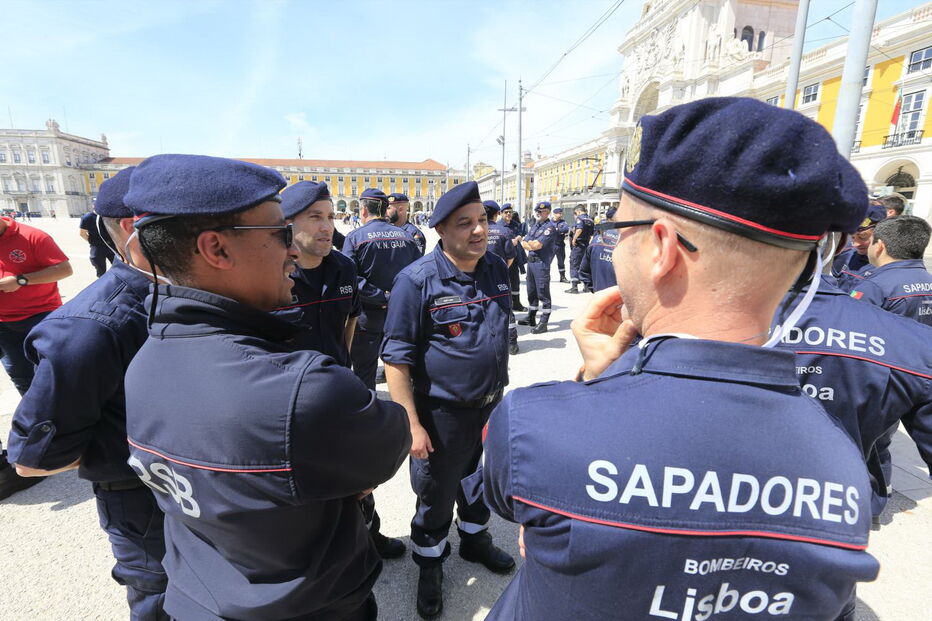 Bombeiros profissionais concentram-se em Lisboa e querem ser recebidos pela tutela