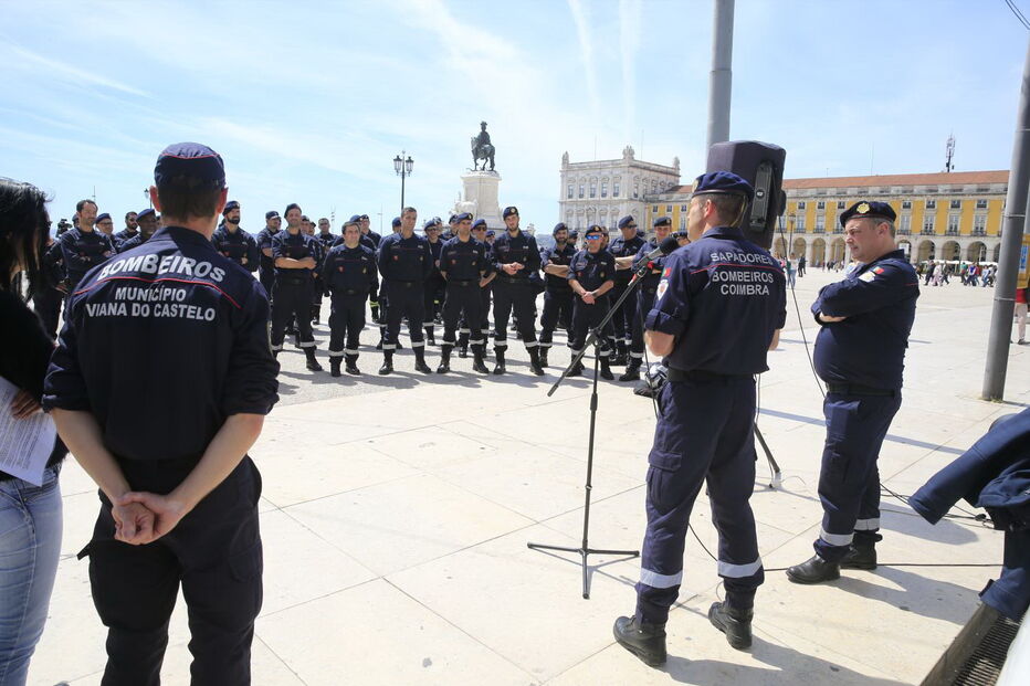 Bombeiros profissionais concentram-se em Lisboa e querem ser recebidos pela tutela
