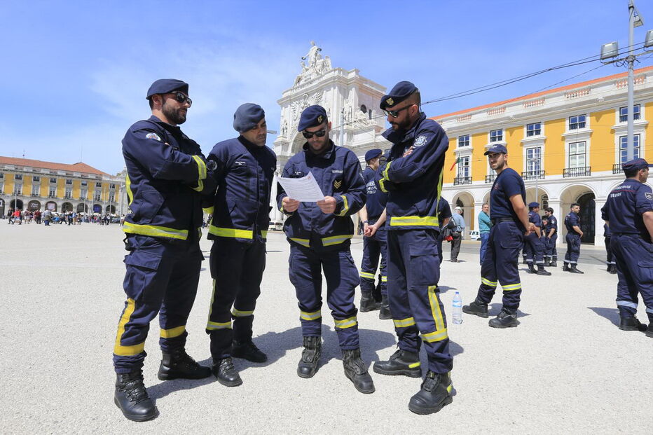Bombeiros profissionais concentram-se em Lisboa e querem ser recebidos pela tutela