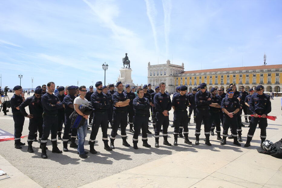 Bombeiros profissionais concentram-se em Lisboa e querem ser recebidos pela tutela
