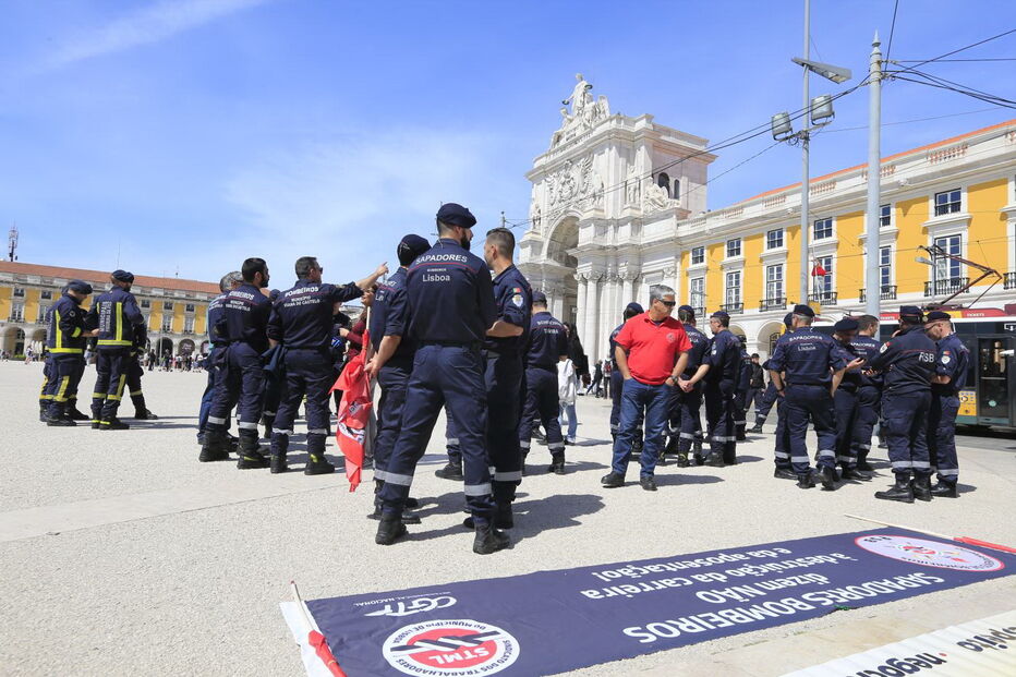 Bombeiros profissionais concentram-se em Lisboa e querem ser recebidos pela tutela